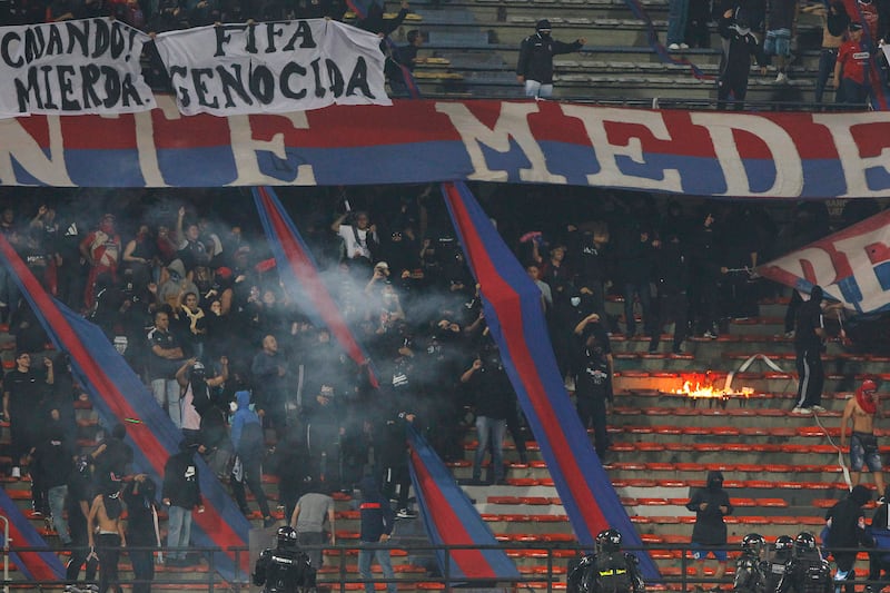 Cancelan el partido entre Medellín y Flamengo por desmanes en una tribuna