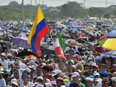 Papa Francisco llega a la ciudad de Guayaquil y posa en selfis