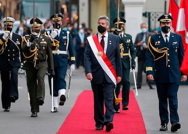 Francisco Sagasti jura como presidente de Perú