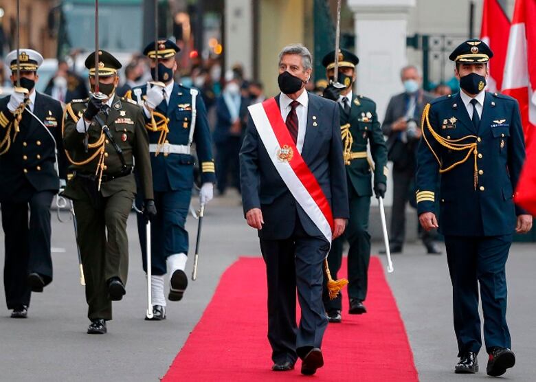 Francisco Sagasti jura como presidente de Perú