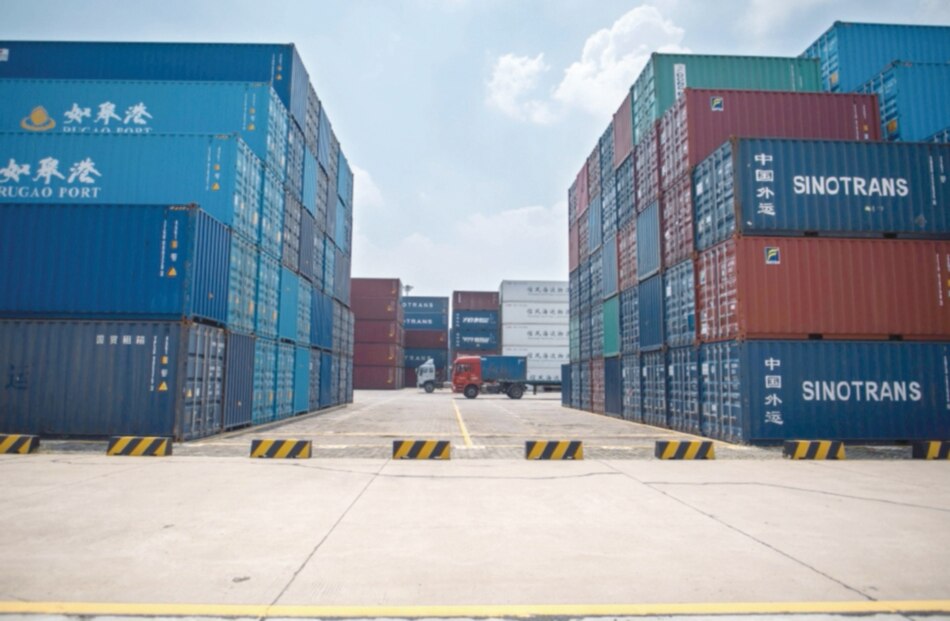 Exportaciones chinas crecen a menor ritmo