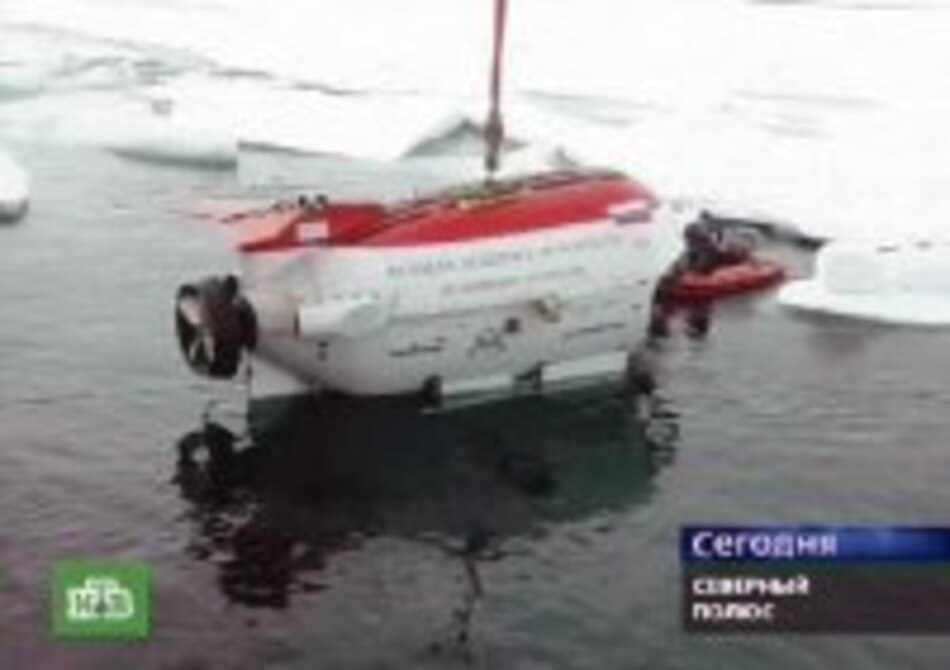 Rusia planta su bandera debajo del Polo Norte