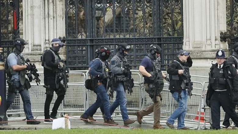 Policía acuchillado y agresor abatido ante el Parlamento británico