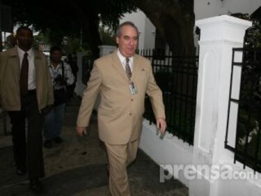 Ayú Prado firma su nombramiento como procurador de la Nación