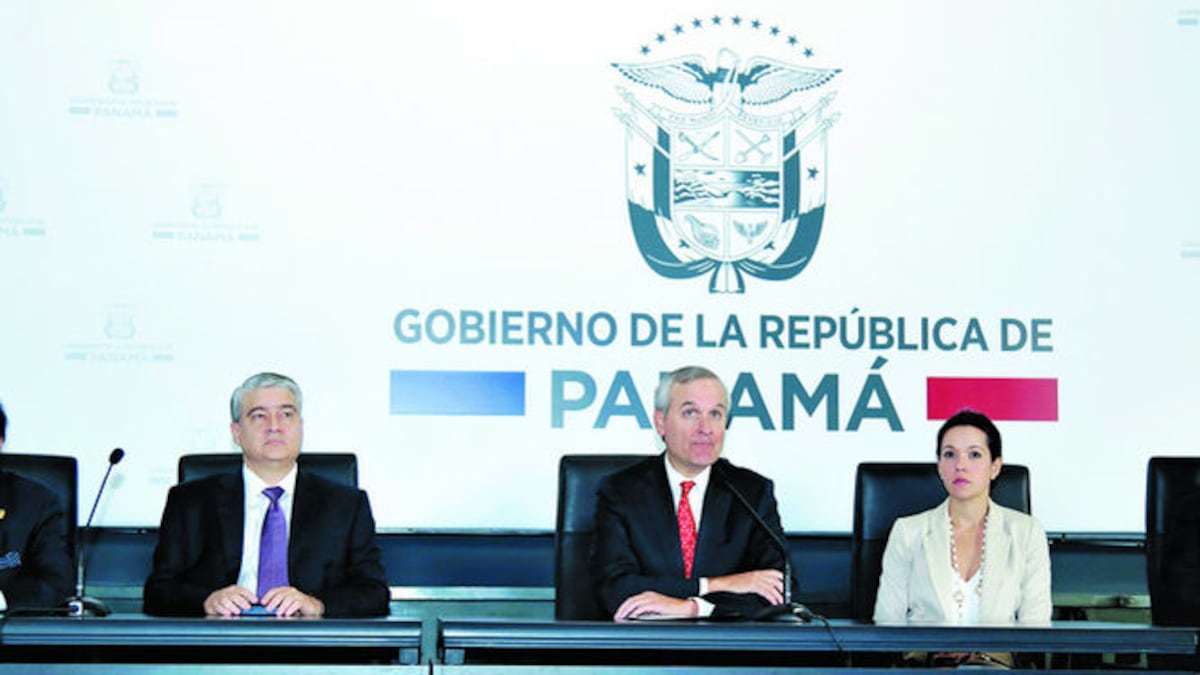 En el orden usual, el secretario del Metro, Roberto Roy; el titular del MEF, Dulcidio De La Guardia; el ministro de la Presidencia, Álvaro Alemán; y la viceministra del