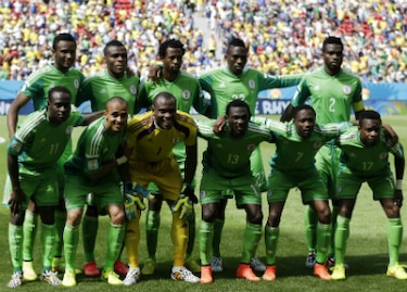 El técnico nigeriano reclama: 'un árbitro puede errar, pero nunca tanto'