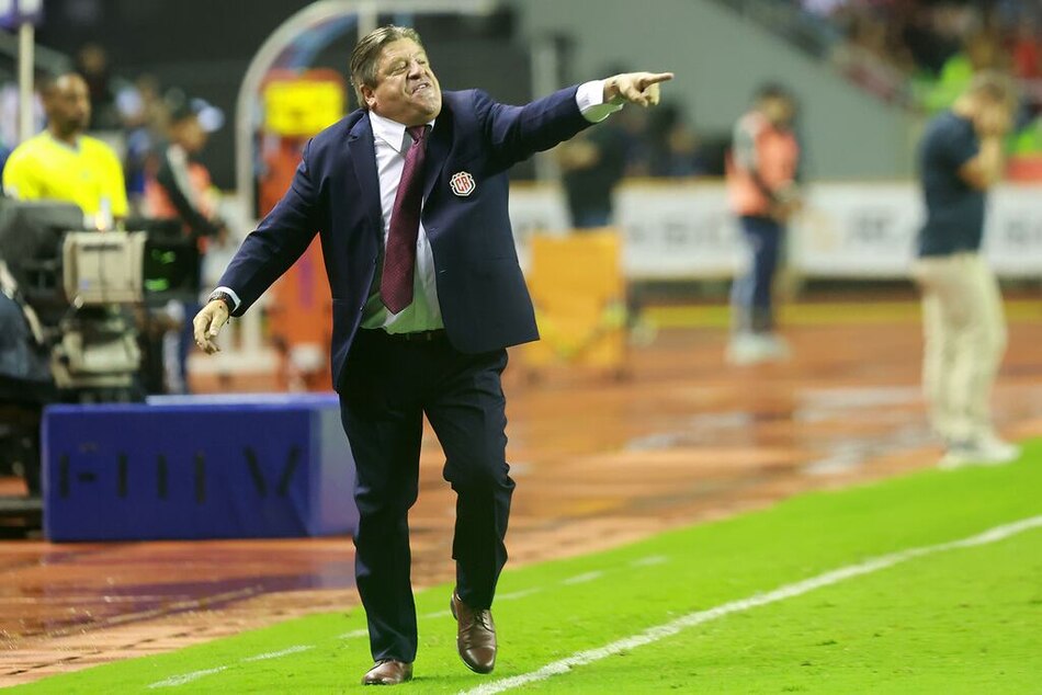 El Piojo Herrera dice que no entiende por qué Costa Rica baja el nivel en los partidos