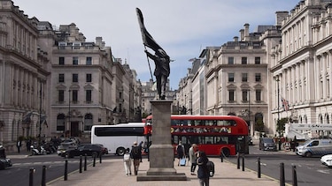 La misteriosa estatua de Banksy que apareció por sorpresa en el centro de Londres