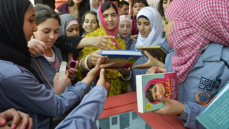 Malala celebra su 18 cumpleaños con niñas sirias refugiadas en el Líbano