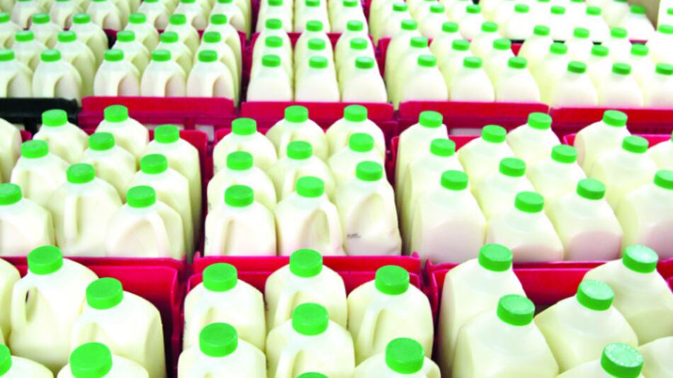 Subastan leche libre de arancel