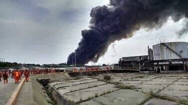 Videos: Tres muertos y más de 100 heridos por explosión en planta petroquímica en México