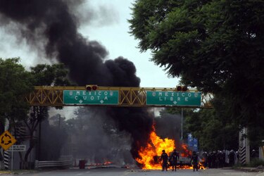 Pueblo mexicano entierra a sus muertos tras enfrentamientos