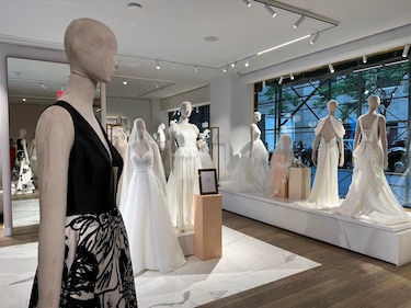 Los vestidos negros de novia se abren paso en Estados Unidos