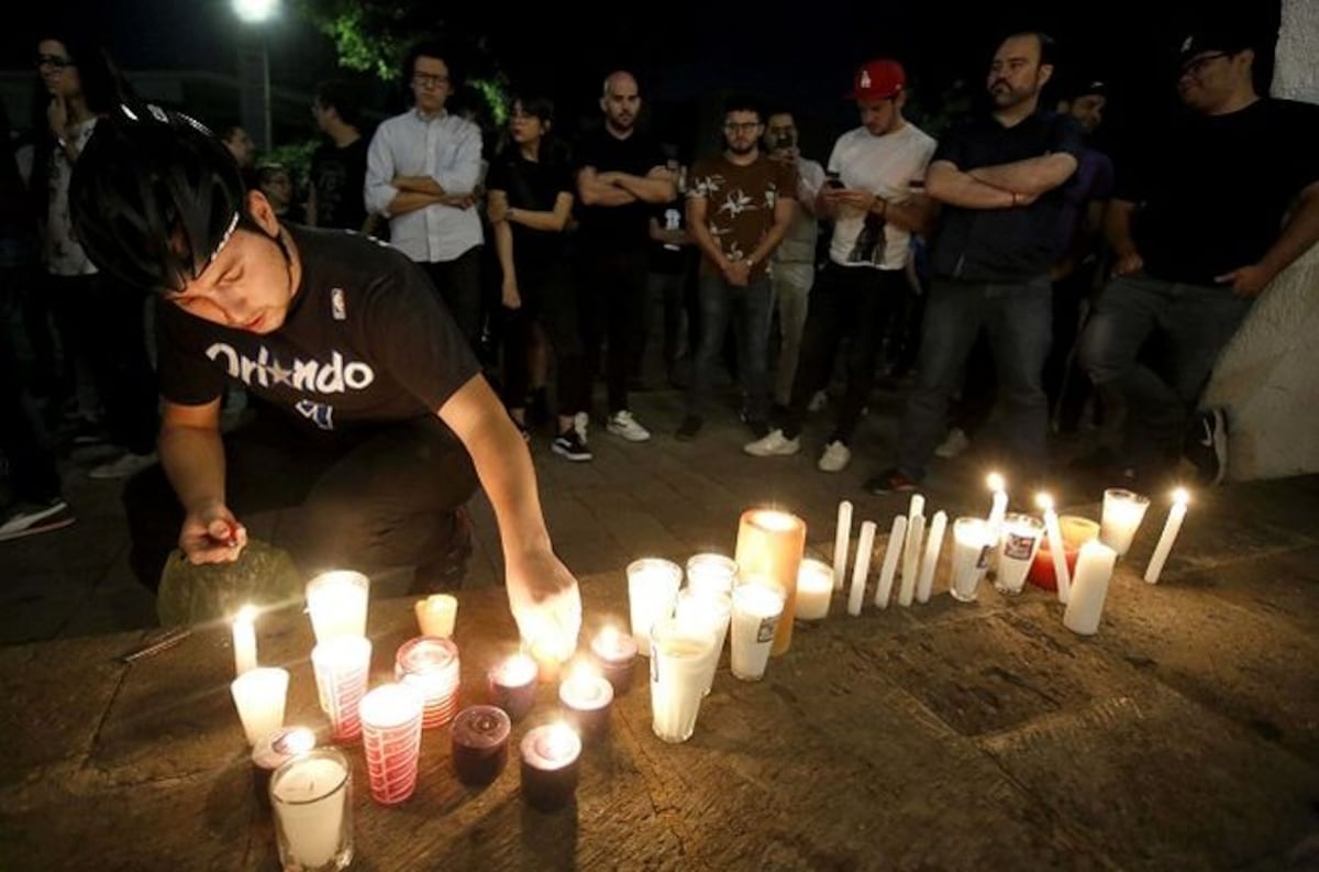 Familiares y amigos de los estudiantes rechazan la versión oficial sobre sus muertes y anoche realizaron