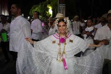 La pollera blanca se luce en desfile de la Feria Internacional de David
