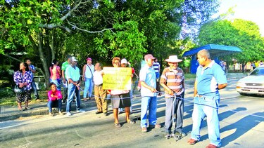 Pacientes y familiares cierran vía Interamericana