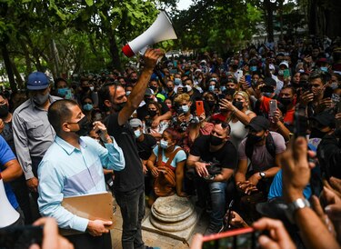 Cubanos protestan frente a la Embajada de Panamá en La Habana por la exigencia de visa de tránsito
