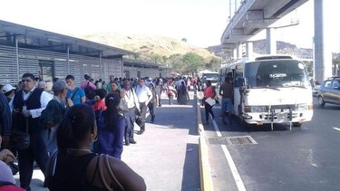 Despejan vía en La Doña; varios conductores de buses son retenidos
