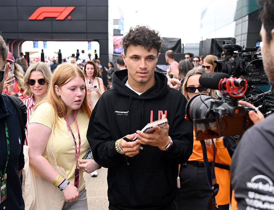 Norris por delante de los Ferrari en Silverstone; Alonso duodécimo y Sainz decimosexto