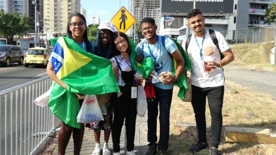 Peregrinos esperan al papa Francisco entre catequesis y confesiones