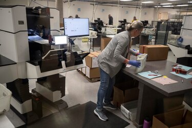 Conteo en condado clave de Estados Unidos va lento con 400,000 papeletas sin computar