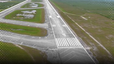 “Si salen, no les espera mucho más que caimanes y pitones”: el polémico centro de detención para migrantes que EE.UU. construye en Miami