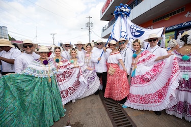 Global Bank se viste de tradición por undécima ocasión en el Desfile de las Mil Polleras