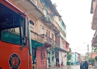 Cerca de 30 personas son desalojadas de viejo edificio en Santa Ana tras el desplome de un balcón