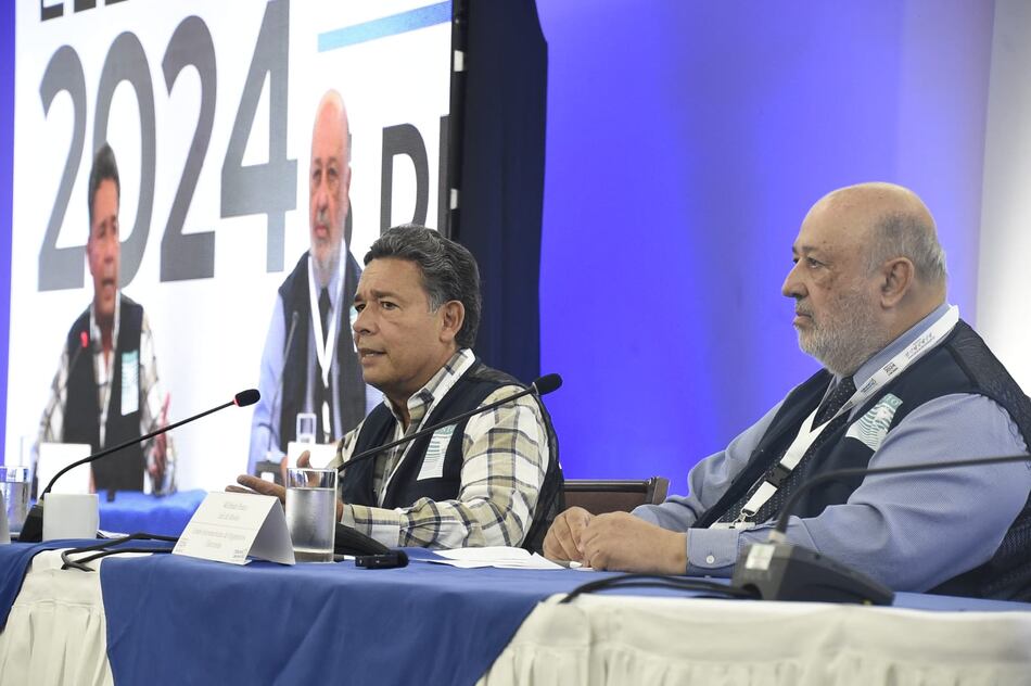 Candidatos presidenciales se reúnen con observadores internacionales