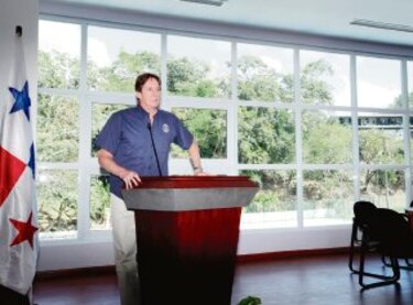 Comenenal solicitará el despido de Sáez-Llorens