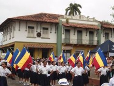 Desfile cívico conmemora los 447 años de fundación de La Villa