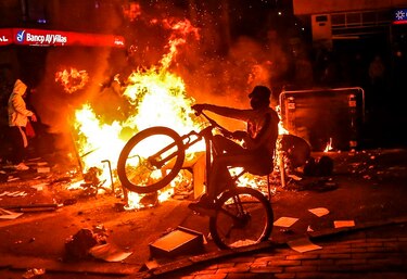 Ascienden a 10 los muertos en protestas contra violencia policial en Bogotá y alrededores