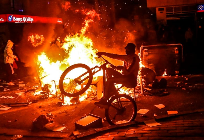 Ascienden a 10 los muertos en protestas contra violencia policial en Bogotá y alrededores