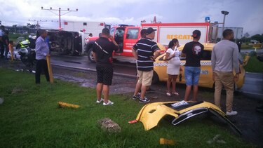 Accidente: Se voltea busito pirata en la redoma del aeropuerto de Tocumen; 15 heridos