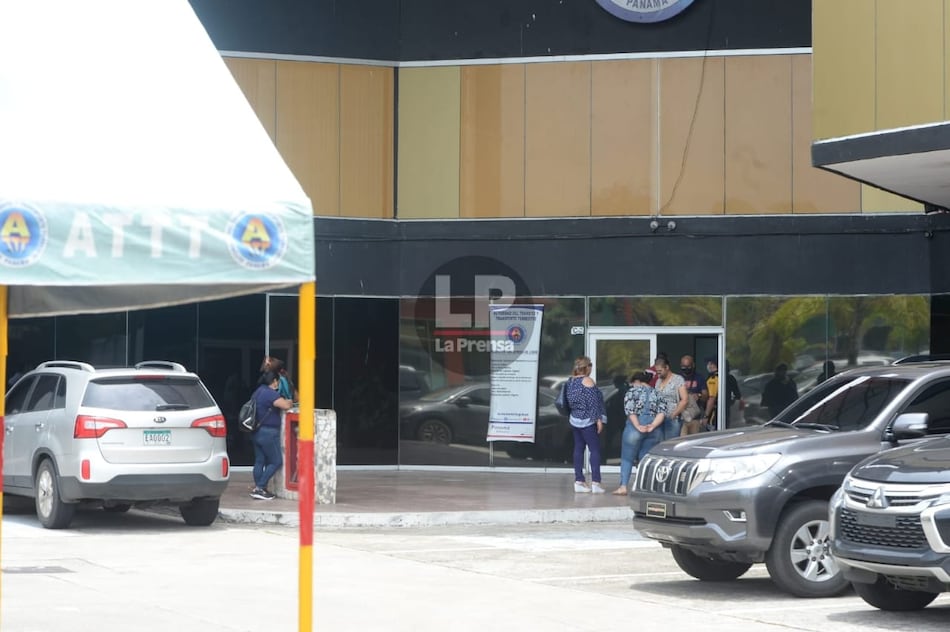 Tras los allanamientos en las oficinas de la ATTT se aprehenden a dos sospechosos; uno es un funcionario de la entidad