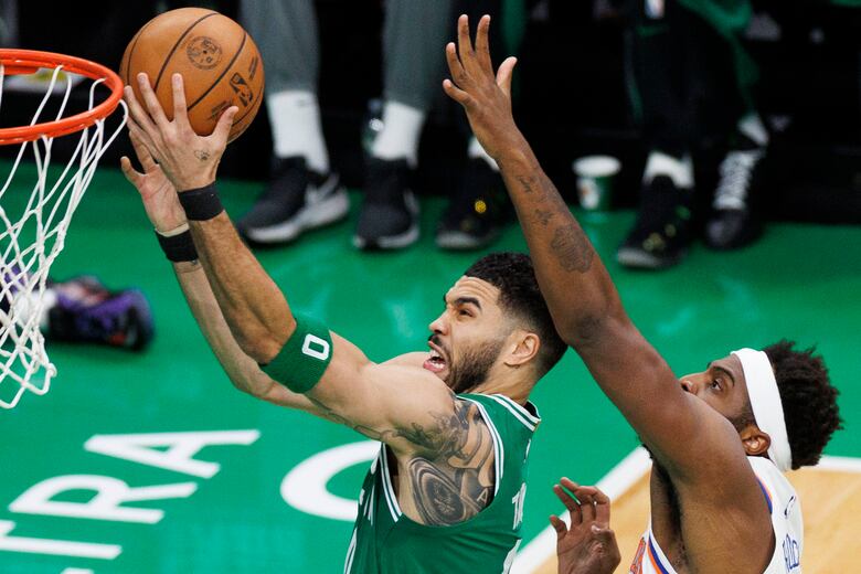 Celtics despiertan y aplastan a los Knicks en Nueva York