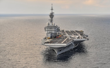 Macron ordena envío del portaviones Charles de Gaulle al Mediterráneo