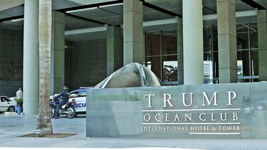 Enconada disputa por hotel Trump