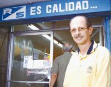 Un hombre que vende calidad