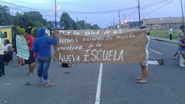Padres de familia cierran vía en Changuinola