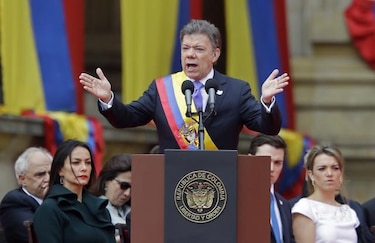 Santos asume segundo mandato y hace advertencia a las FARC