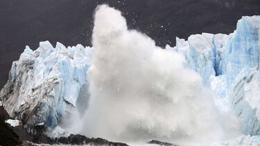 Espectacular ruptura de un arco de hielo en glaciar de Argentina