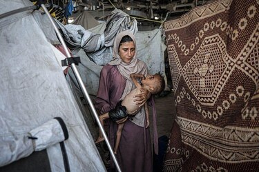 La historia de la foto de Hedaya y su bebé, una de las imágenes más impactantes de la hambruna en Gaza