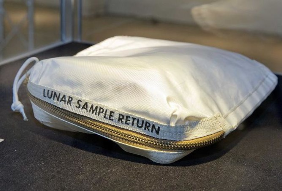 Una bolsa lunar del astronauta Neil Armstrong vendida por $1.8 millones