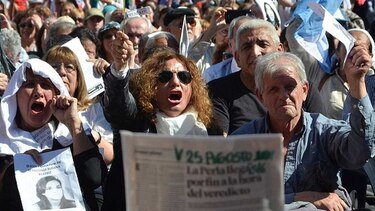 Argentina condena a perpetuidad a 28 represores por crímenes de dictadura