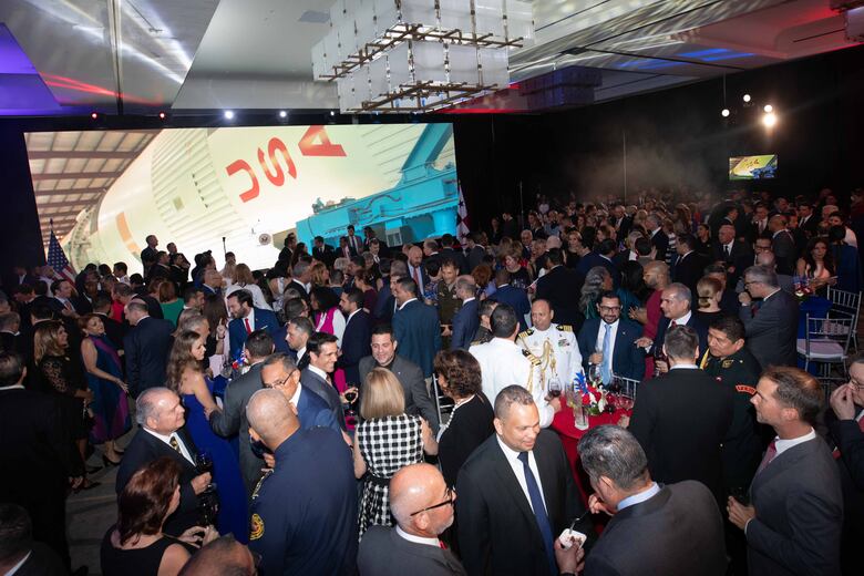 ¿Quiénes asistieron a la fiesta de la embajada de Estados Unidos?