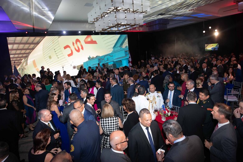 ¿Quiénes asistieron a la fiesta de la embajada de Estados Unidos?