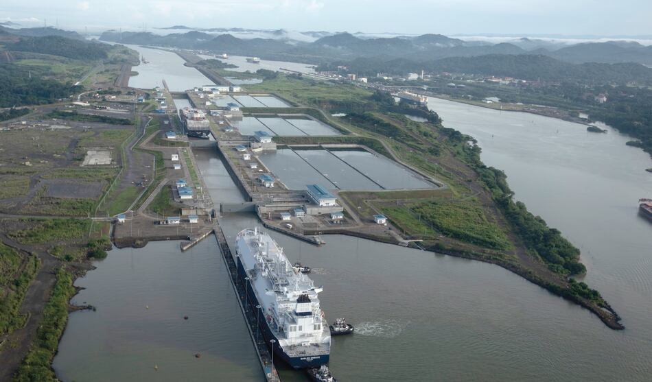 2,211 tránsitos menos en el Canal de Panamá por la sequía