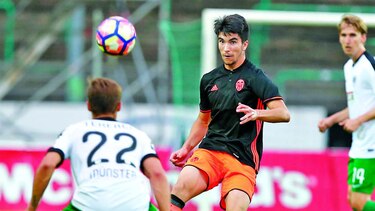 Valencia y Eibar cierran ganando
