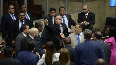 Tras roces por reformas, la bancada del PRD se reúne a puerta cerrada
